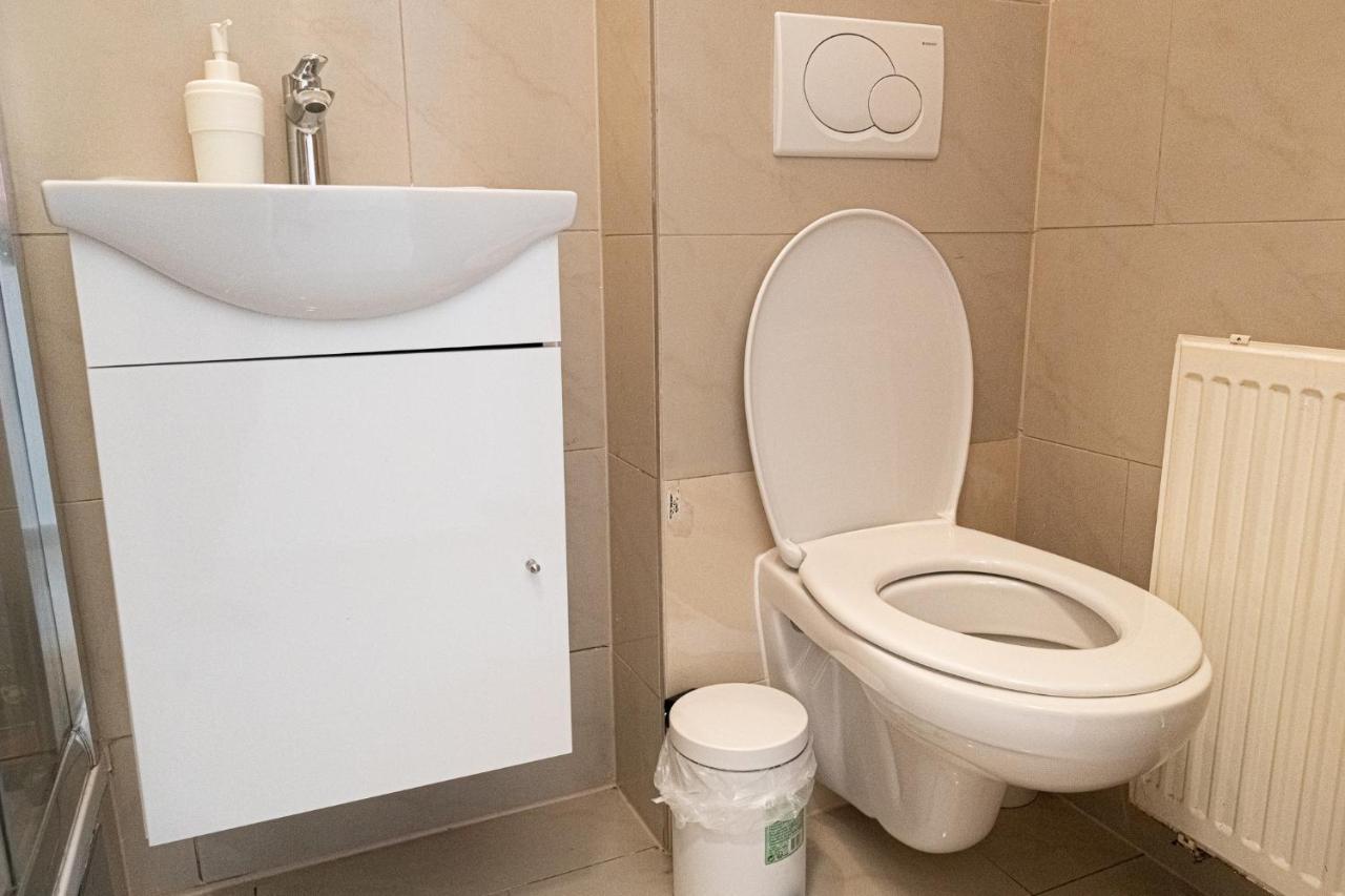Peaceful 1BR Apt. near Metro Station Längenfeldg. Lägenhet Wien Exteriör bild